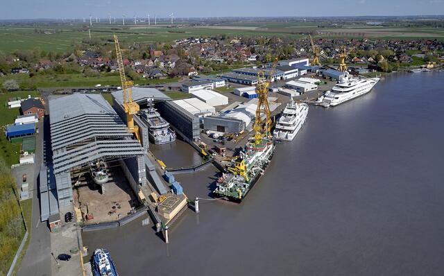 Das Werftgelände aus der Vogelperspektive. Dahinter liegt das Örtchen Wewelsfleth | Foto: Peters Werft