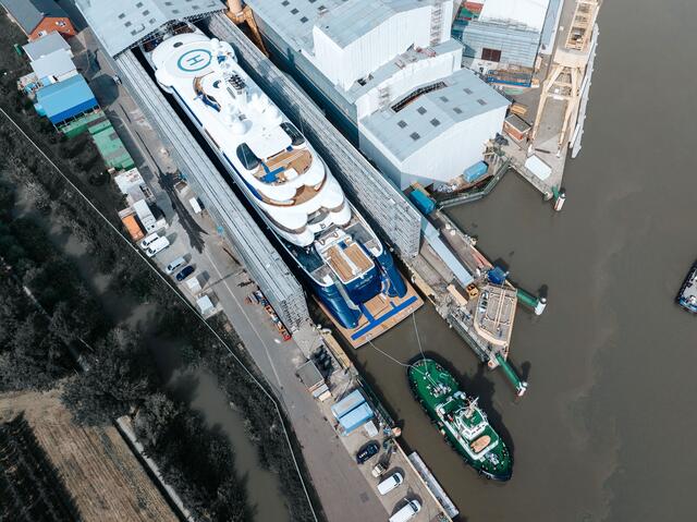 Die Mega-Luxusyacht "Al Mirqab" im Dock | Foto: Peters Werft