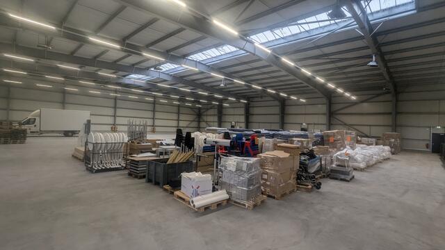 In der zweiten Hallenhälfte lagert die Ausrüstung für den Katastrophenschutz | Foto: jd