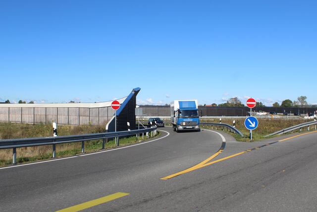An der A26-Abfahrt wenden viele Pkw und Lkw scharf links (vom Betrachter aus rechts), obwohl das verboten ist. Auch Andreas Wagner hatte hier unverschuldet einen Unfall. Die Abnutzung der Fahrbahnmarkierung zeigt: Das passiert hier öfter | Foto: pm