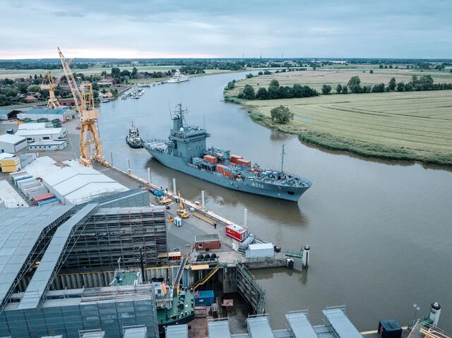 Der Marine-Tender "Mosel" legt an der Kaimauer an | Foto: Peters Werft