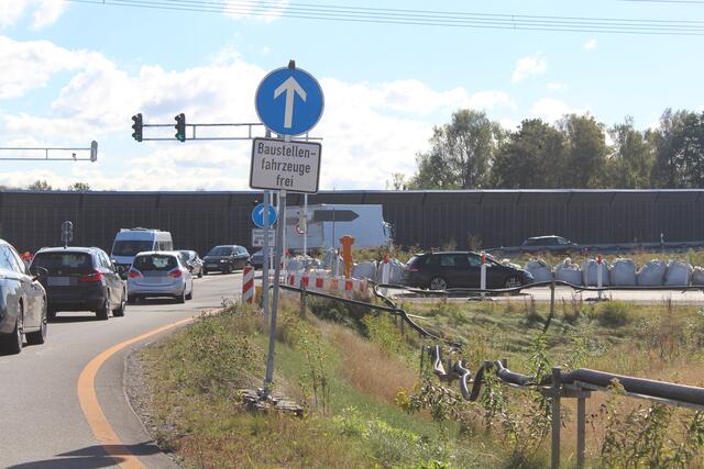 Eines von vielen Vergehen: Das Verkehrszeichen "Vorgeschriebene Fahrtrichtung" zeigt an, dass Autofahrer hier geradeaus fahren müssen. Doch viele halten sich nicht daran und biegen rechts auf die A26  | Foto: pm