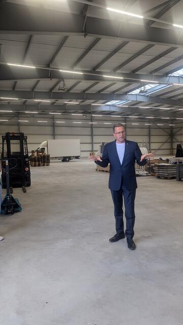 Landrat Kai Seefried nahm die Führung durch die Halle persönlich vor | Foto: jd