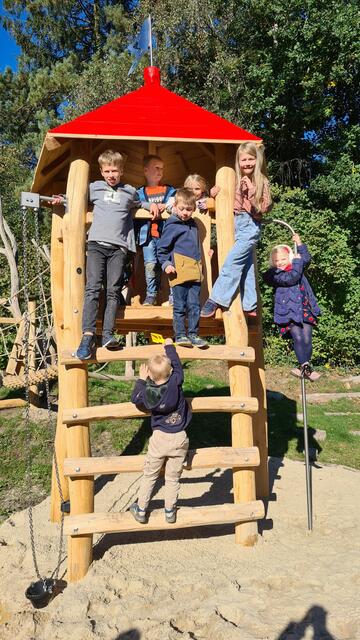 Das neue Spielgerät wird von den Kindern freudig erkundet | Foto: Christuskirche Buchholz