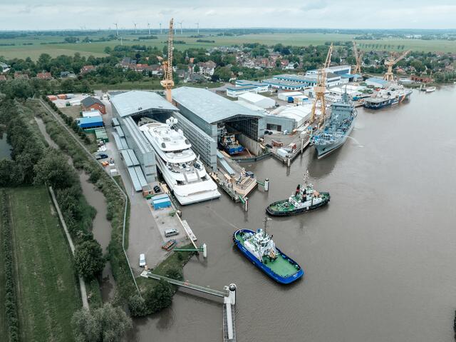 Die "Pelorus" wird aus dem Dock gezogen | Foto: Peters Werft