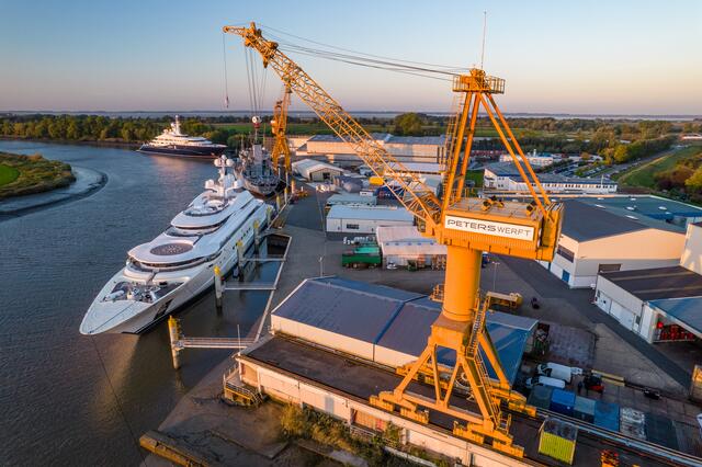 Die großen Kräne der Peters Werft sind schon von Weitem zu sehen | Foto: Peters Werft