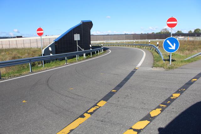 An der A26-Abfahrt wenden viele Pkw und Lkw scharf links (vom Betrachter aus rechts), obwohl das verboten ist. Auch Andreas Wagner hatte hier unverschuldet einen Unfall. Die Abnutzung der Fahrbahnmarkierung zeigt: Das passiert hier öfter | Foto: pm