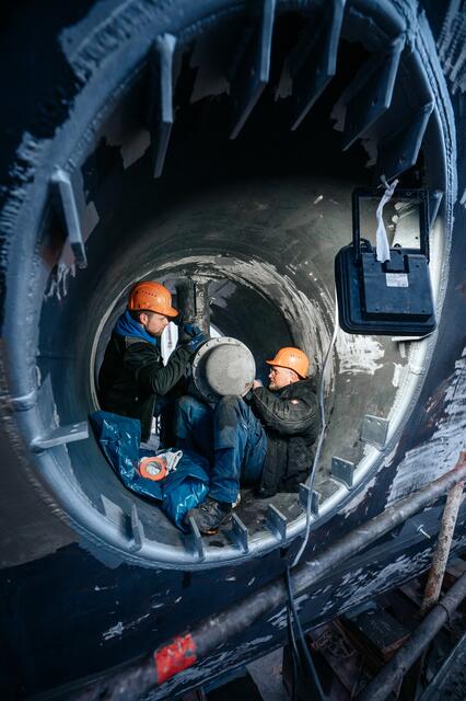 Die Arbeiten an der Technik erfolgen mit höchster Konzentration | Foto: Peters Werft