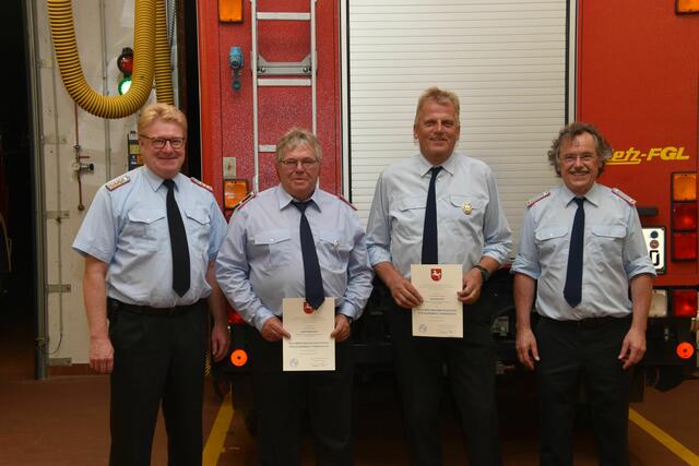 Letzte Amtshandlung: Der scheidende Ortsbrandmeister Matthias Öhler (re.) und Gemeindebrandmeister Jörn Petersen (li.) ehren die Feuerwehrleute Gerd Romnonek (2. v. li.) und Joachim Pehl für treue Dienste | Foto: Mathias Wille