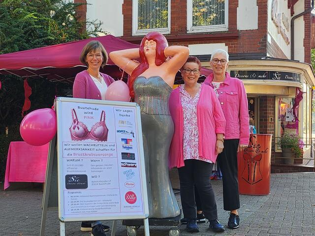 Das Team von "Sie - Dessous und Mehr" setzt sich für das Thema Brustkrebsvorsorge ein | Foto: Beatrice Kietzmann