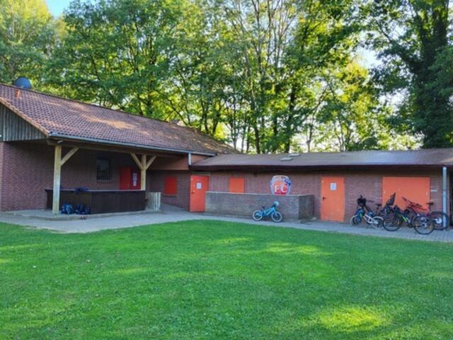 Das Vereinsheim im Wenzendorfer Waldstadion benötigt ein neues Dach und eine neue Heizung, die Gemeinde Wenzendorf gibt 3.000 Euro für die Dachsanierung dazu | Foto: Lüning