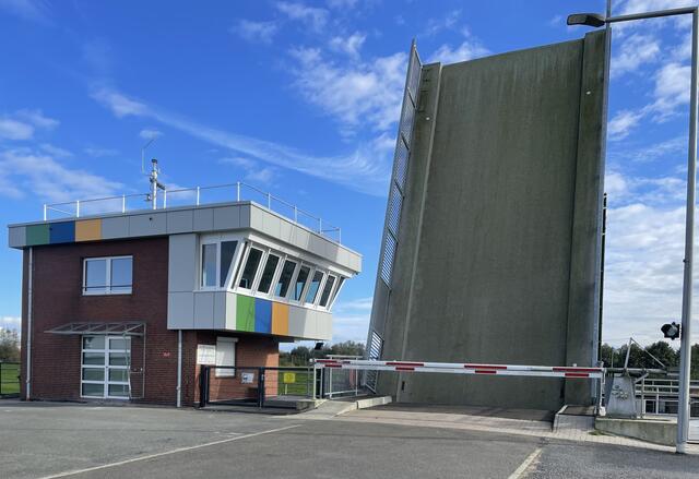 Die Steuerwarte des Schwingesperrwerks wurde umfangreich modernisiert, um das Bauwerk aus den 1970er-Jahren für die Zukunft zu rüsten und die Betriebssicherheit weiter zu verbessern | Foto: Birgit Baumann / NLWKN