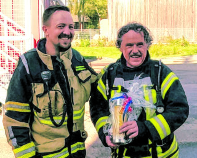 Der neue Ortsbrandmeister Marco Petersen (li.) verabschiedete Matthias Öhler aus der Atemschutzgruppe der Feuerwehr Garstedt | Foto: Freiwillige Feuerwehr Garstedt
