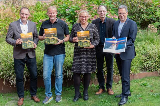 Vorstellung Landkreis-Buchdx (v. li.): Kreissparkassen-Vorstand Matthias Lühmann, Fotograf Martin Elsen, Autorin Miriam Fehlbus, Verleger Uwe Schubert und Landrat Kai Seefried | Foto: Christian C. Schmidt/LK Stade