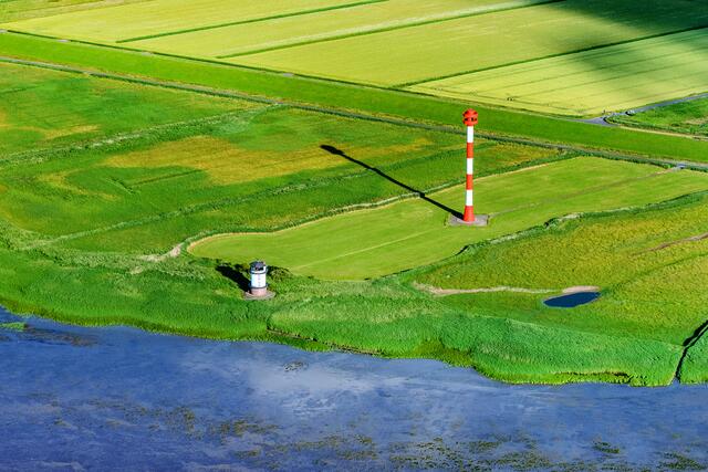 Maritime Wahrzeichen des Landkreises Stade: die beiden Baljer Leuchttürme | Foto: Martin Elsen/nord-luftbilder.de