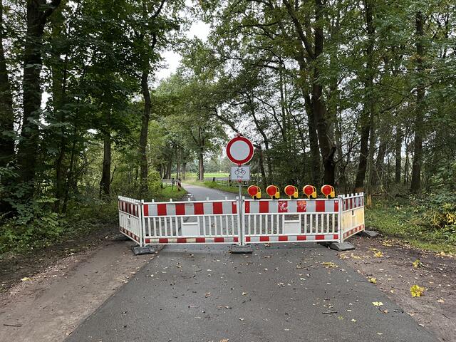 Vollsperrung des Horster Damms - aus der Sicht von Horst nach Lindhorst. Von Lindhorst kommend beginnt die Sperrung rund 100 Meter vor der Überführungsbrücke | Foto: sra 