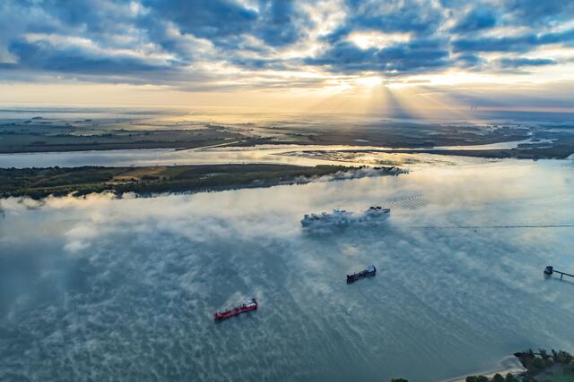 Das Lieblingsfoto des Landrates: Containerschiff auf der Elbe im Nebel | Foto: Martin Elsen/nord-luftbilder.de