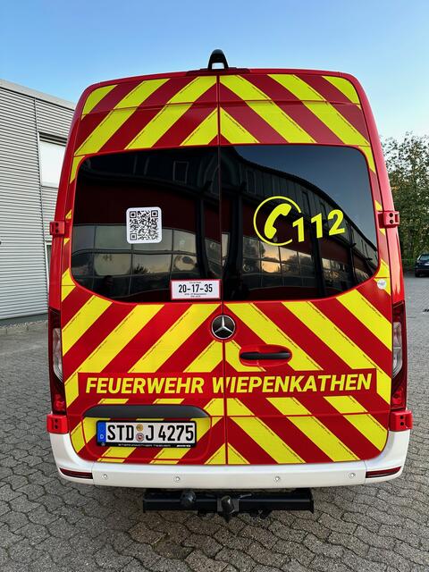 Der neue Mannschaftstransportwagen ist bereits mit der obligatorischen neongelben Warnbeklebung versehen worden. | Foto: Freiwillige Feuerwehr Wiepenkathen / Daniel Beneke