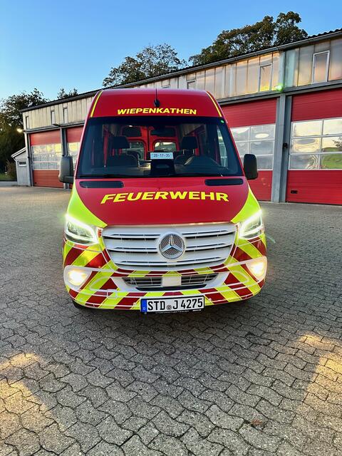 Die Wiepenkathener Einsatzkräfte freuen sich über ihren neuen Mannschaftstransportwagen. | Foto: Freiwillige Feuerwehr Wiepenkathen / Daniel Beneke