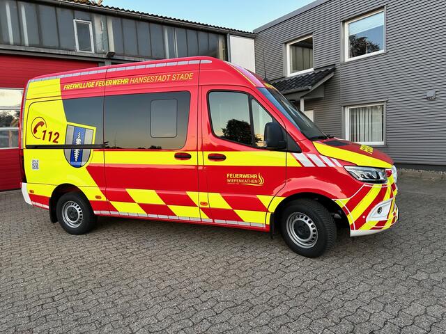 Der neue Mannschaftstransportwagen ist beim Wiepenkathener Feuerwehrhaus angekommen. | Foto: Freiwillige Feuerwehr Wiepenkathen / Daniel Beneke