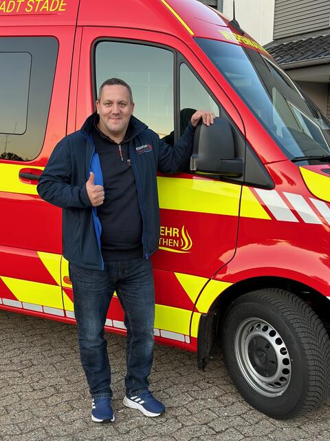 Ortsbrandmeister Jörg Bastian freut sich über den Neuzugang im Fuhrpark. | Foto: Freiwillige Feuerwehr Wiepenkathen / Daniel Beneke
