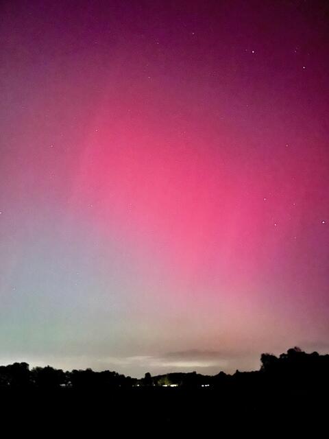 Auch Peter Teuber aus Klecken hielt vergangene Woche diese wunderschönen Polarlichter fest. Beste Aussicht auf das Naturspektakel hatte der Rosengartener an der Hittfelder Straße, zwischen Klecken und der Hittfelder Waldsiedlung. "Von hier aus kann man über Seevetal und Hamburg schauen", sagt der Hobbyfotograf | Foto: Peter Teuber