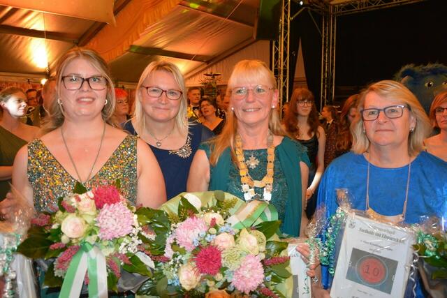 Die drei Erstplatzierten bei den Damenköniginnen (von links):
Jaqueline Lengning (Tostedter SV; 2. Platz), Kreisdamenleiterin Nicole Bade (SV Klecken), Kreiskönigin 2024/2025 Marina Ebelt (SV Sieversen-Leversen), Elke Köhler (SK Ohlendorf) | Foto: Britta Gellers
