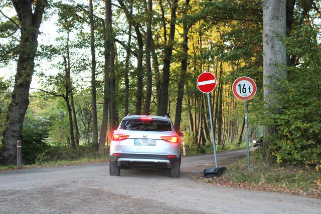 "Einfahrt verboten" gibt das Verkehrsschild vor - dieser Autofahrer ignoriert die Einbahnstraßenregelung - wie sehr viele andere | Foto: pöp