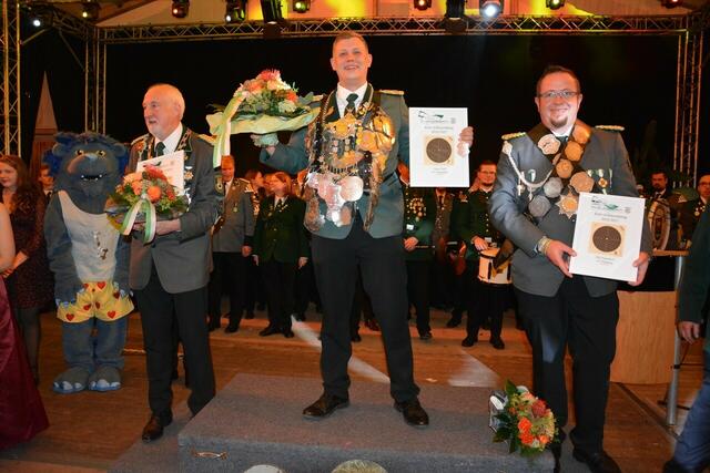 Die drei Erstplatzierten bei den Vereinsmajestäten (von links):
Ernst Meyer (SV Evendorf, 2. Platz), Kreiskönig 2024/2025 Leroy Tiede (SV Vahrendorf), Nils Fauerbach (SV Heidenau, 3. Platz) | Foto: Britta Gellers