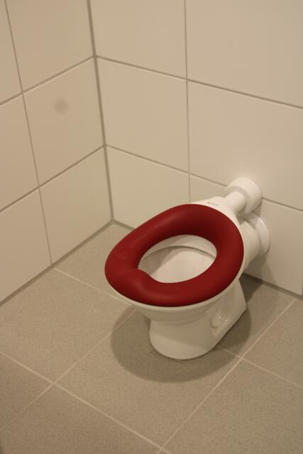 Niedlich: kleine Toiletten für die Krippenkinder