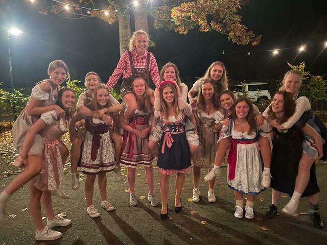 Sie hat gewonnen: Eine riesige Gaudi-Truppe sendete Joyce Dorenz aus Bliedersdorf | Foto: Dorenz