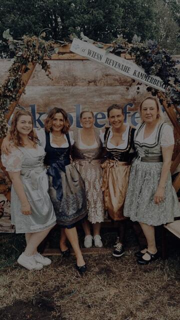 Wir als eingespieltes Team einer Zahnarztpraxis aus Buxtehude feiern jedes Jahr zusammen auf dem Oktoberfest in Revenahe und verbringen einige schöne Stunden gemeinsam zwischen Bier und gutem Essen | Foto: Tomforde