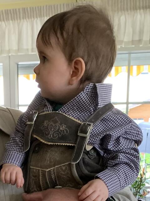 Alexander (damals ein Jahr alt), der Enkelsohn von Waltraud Raatz aus Buxtehude im Trachten-Outfit geschenkt | Foto: Raatz