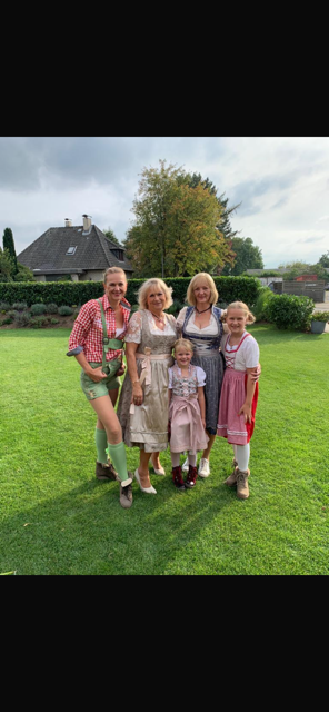 "Bilder von unserer privaten Feier, die fast jedes Jahr bei uns im Carport mit allen Nachbarn gefeiert wird🤗", schreibt Marika Brinkmann | Foto: Brinkmann