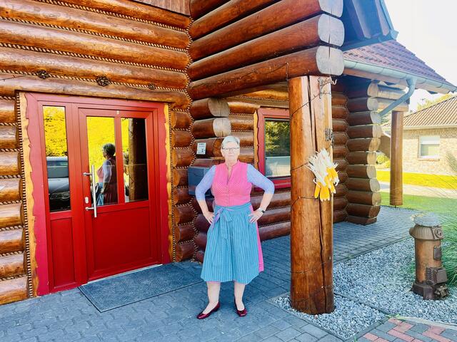Ruth Wiesenberg aus Drage im Oktoberfest-Outfit - vor dem passenden Haus | Foto: Katja Baldessarini