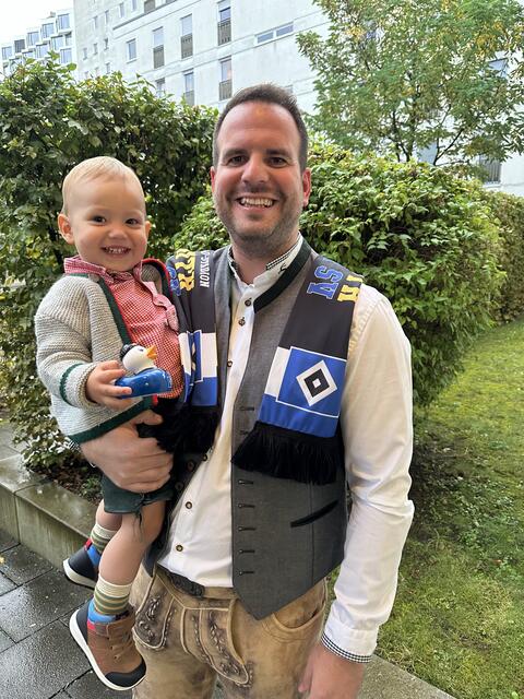 Der kleine Lijan mit seinem Papa aus Jork finden, dass „Der Süden und Norden verbunden!“ gehört | Foto: Schacht