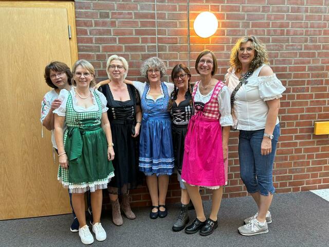 Ina Mehrkens aus Sauensiek sendet ein Foto vom Oktoberfest des Pflege-/Betreuungsteams der Tagespflege Sittensen | Foto: Mehrkens