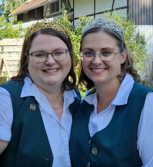 Königin Sabrina Lührs (links) und die scheidende Vizekönigin Jeannine Schlegel (rechts) mit den neuen Kronen | Foto: Schützenverein Königsmoor