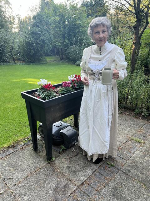 Dr. Urs P. Aschenbrenner aus Buchholz schreibt: "Zum Oktoberfest im Golfclub Buchholz hat meine Frau, Hannelore Grühn (81), ihr Dirndl aus dem Schrank geholt" | Foto: Aschenbrenner