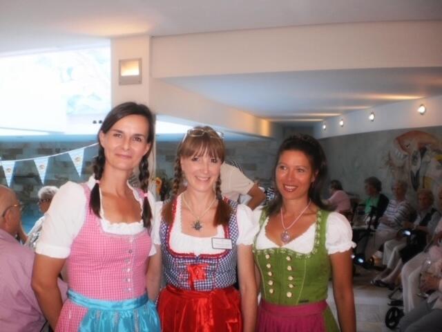 "🥨🍻Mein Team in einer Seniorenresidenz in Hamburg. Für die Bewohner machen wir (fast) alles :-) ", schreibt Annette Schmalfeld (re.) aus Rosengarten | Foto: Schmalfeld