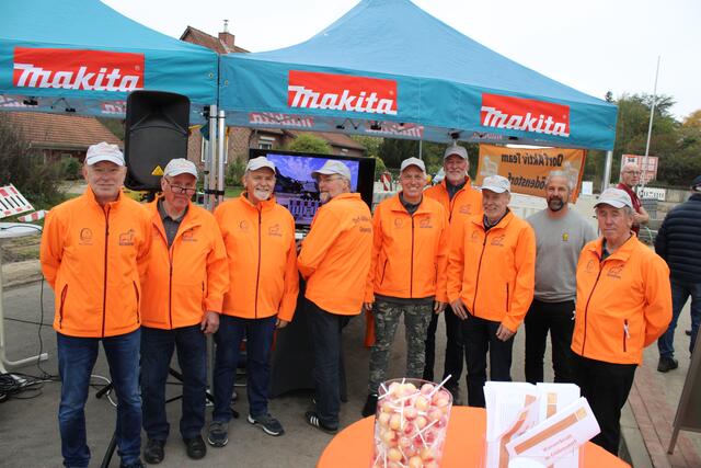 Das Gödenstorfer "Dorf-Aktiv-Team" präsentierte sich erstmals in seinen neuen Jacken, die die örtliche Imkerei Stöckmann gesponsert hatte | Foto: ce