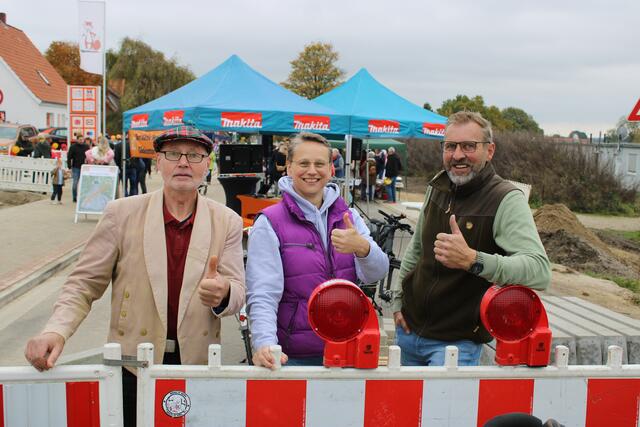 Daumen hoch für endlich wieder freie Fahrt (v. re.): Gödenstorfs Bürgermeister Jörg Kraus, seine Salzhäuser Amtskollegin Bianca Tacke und Jürgen Müller ("jott-em-comedy"), der beim Straßenfest für Unterhaltung sorgte | Foto: ce