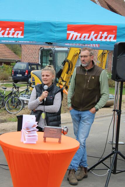 "Wir sind froh, dass wir dich haben", lobte Bürgermeister Jörg Kraus das Engagement von Tankstellenpächterin Katerina Bock, die mit ihrem Betrieb während der Bauphase schwere Zeiten durchlebte | Foto: ce