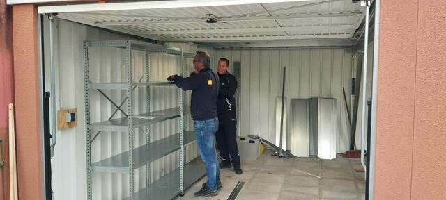 Die Helfer bauen die Regale auf | Foto: Becker