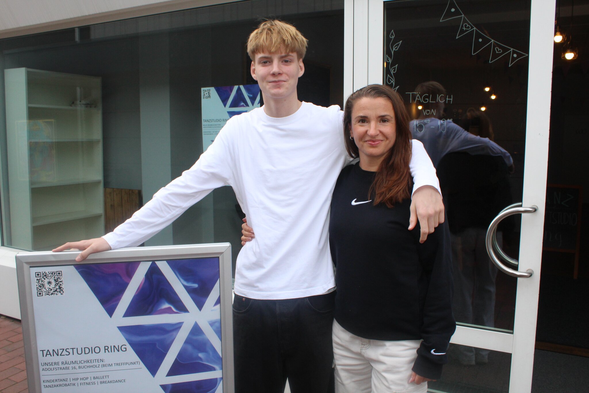 Yalangoch qizlar olomonining fon rasmi