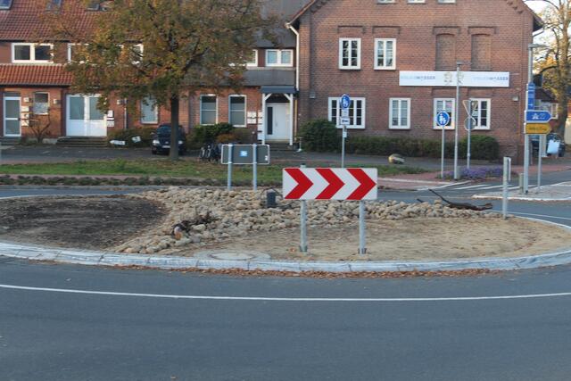Der Kreisel in Tötensen wurde pünktlich freigegeben - von Bepflanzung fehlt aber jede Spur: stattdessen Steine und Totholz | Foto: pm