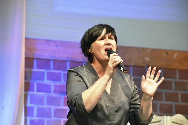 Die Schauspielerin Sandra Keck (u.a. am Hamburger Ohnsorg Theater) moderiert den Abend nicht nur, sie rundet ihn mit ihrem Gesang ab  | Foto: bim