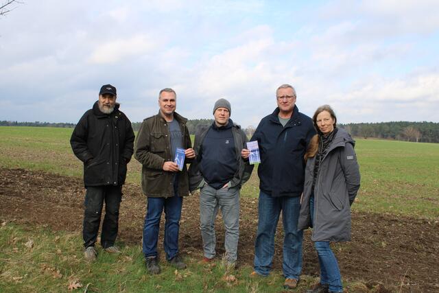 Der Biologe Dr. Andreas Dänhardt (2. v. li.) gehört zusammen mit Wolrad Christiansen (v.li.), Jan Duggen, Michael Wüstefeld und Birgit Christiansen zur Lüllauer Bürgerinitiative Erneuerbare Energien mit Verstand | Foto: pöp