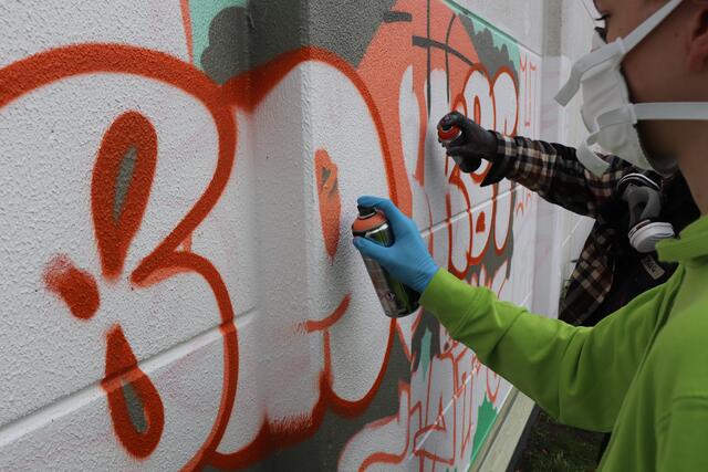 Der Umgang mit den Spraydosen will gelernt sein | Foto: Schlupkothen