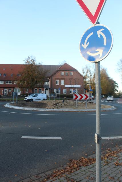 Der Kreisel in Tötensen wurde pünktlich freigegeben - von Bepflanzung fehlt aber jede Spur | Foto: pm